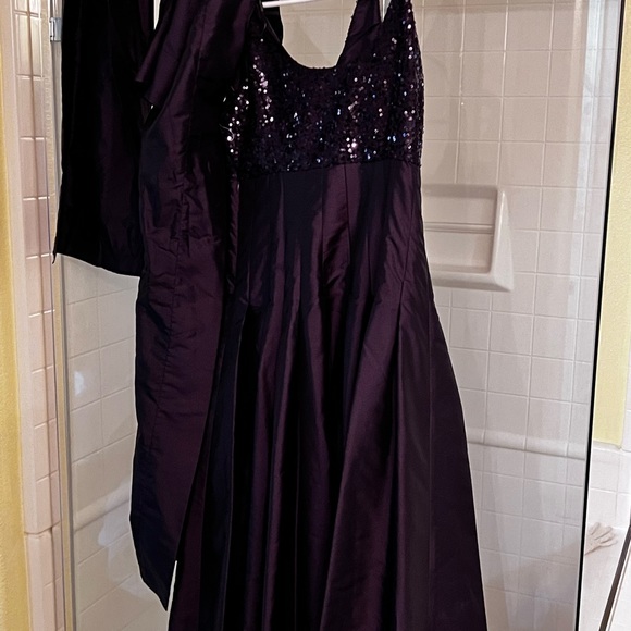 A Calvin Klein Event Dress. That’s never been wore - Picture 3 of 4